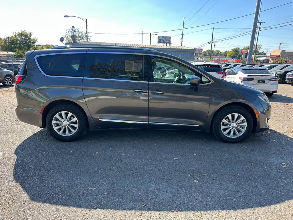 Photo 6 of this CHRYSLER PACIFICA