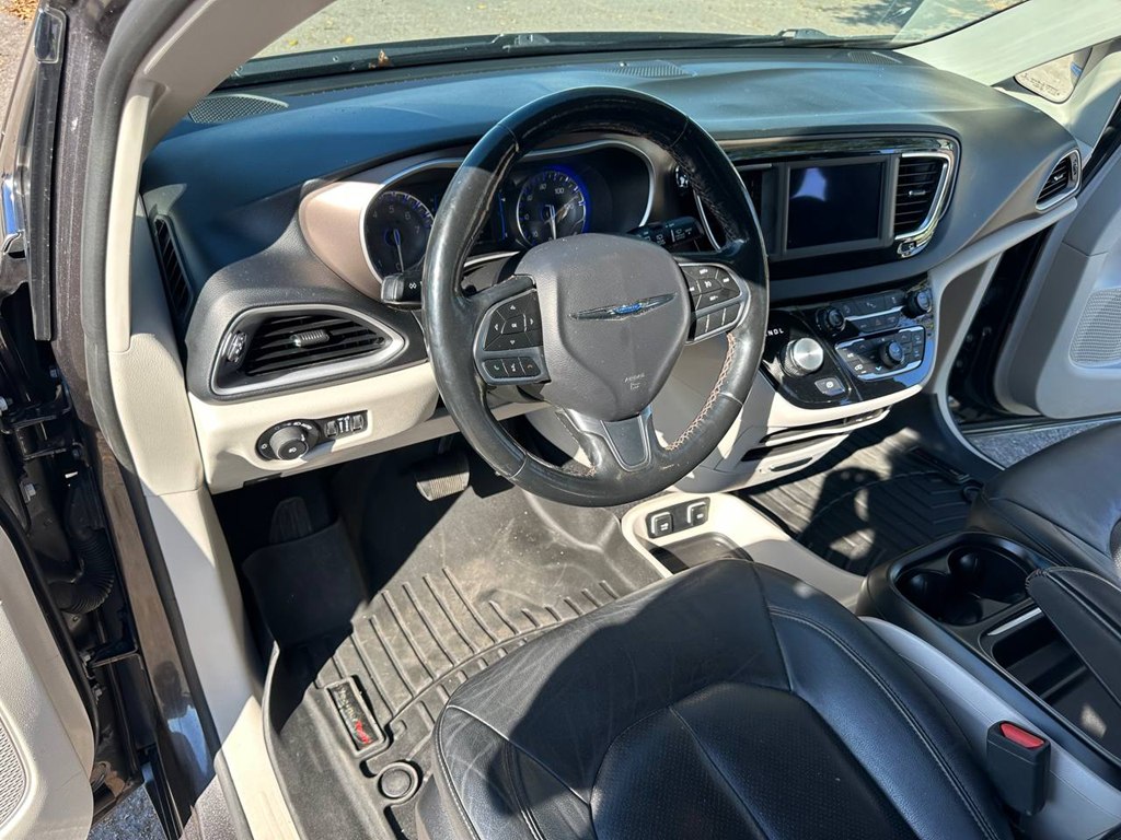 Photo 15 of this CHRYSLER PACIFICA