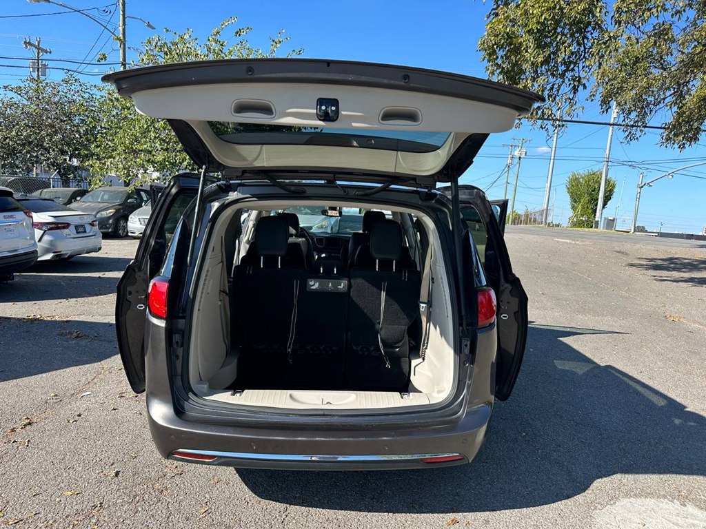 Photo 16 of this CHRYSLER PACIFICA