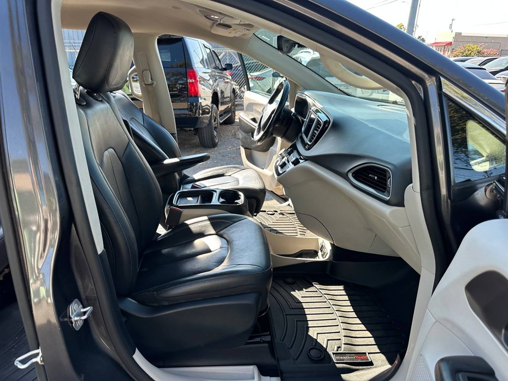 Photo 25 of this CHRYSLER PACIFICA