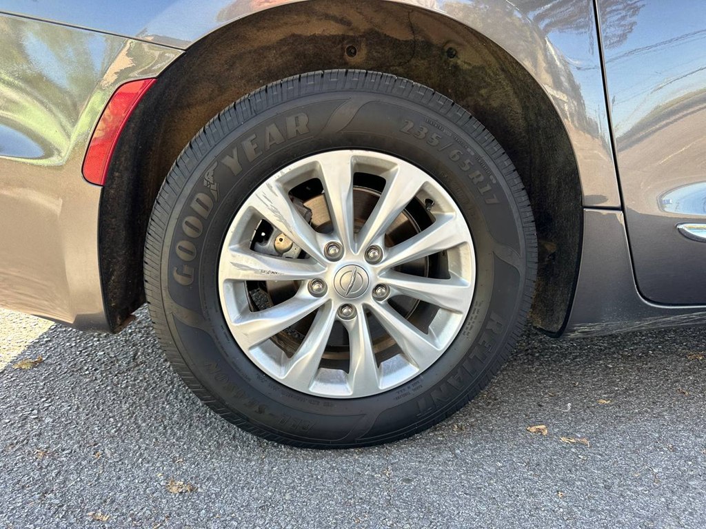 Photo 29 of this CHRYSLER PACIFICA