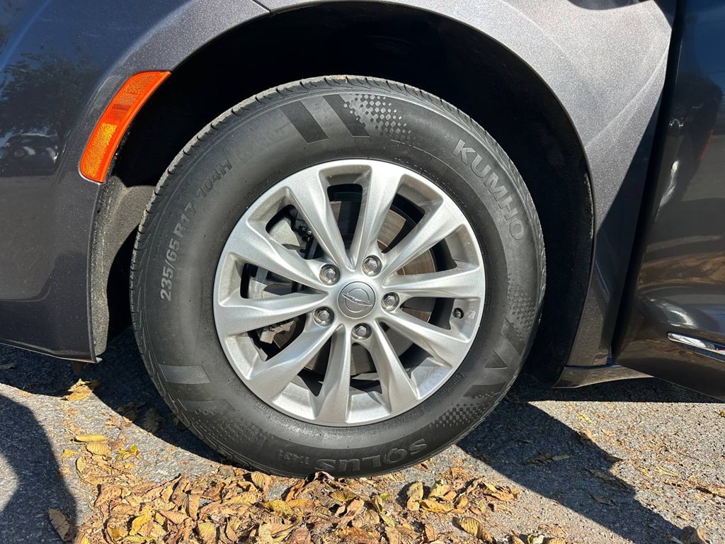 Photo 33 of this CHRYSLER PACIFICA