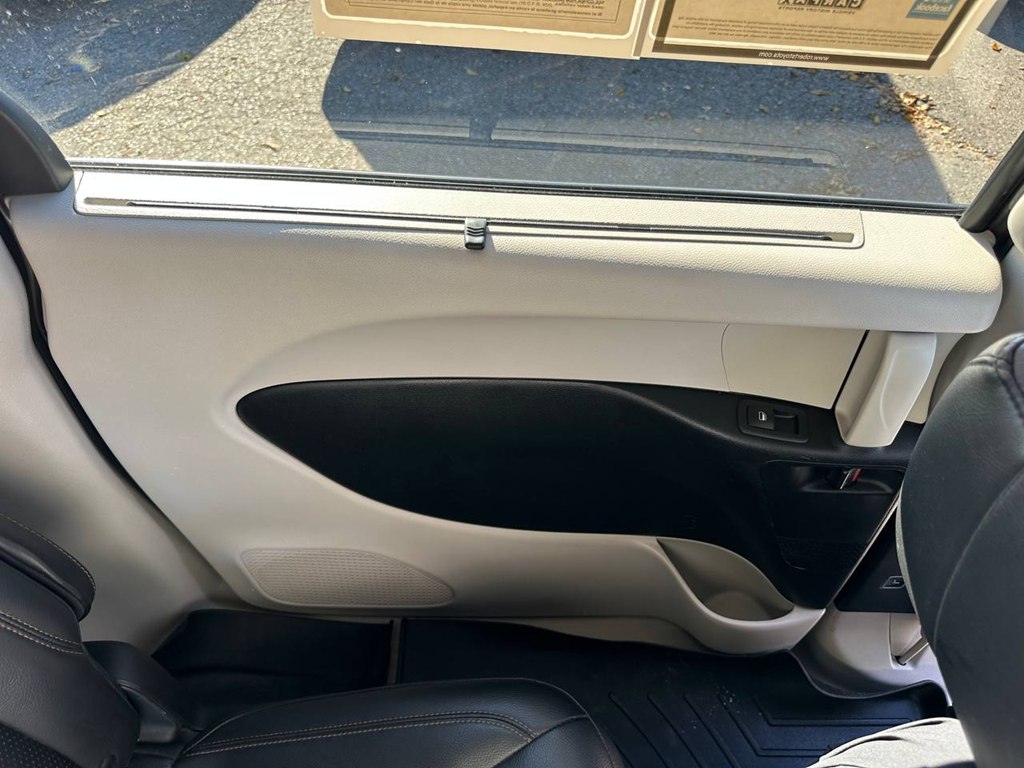 Photo 21 of this CHRYSLER PACIFICA