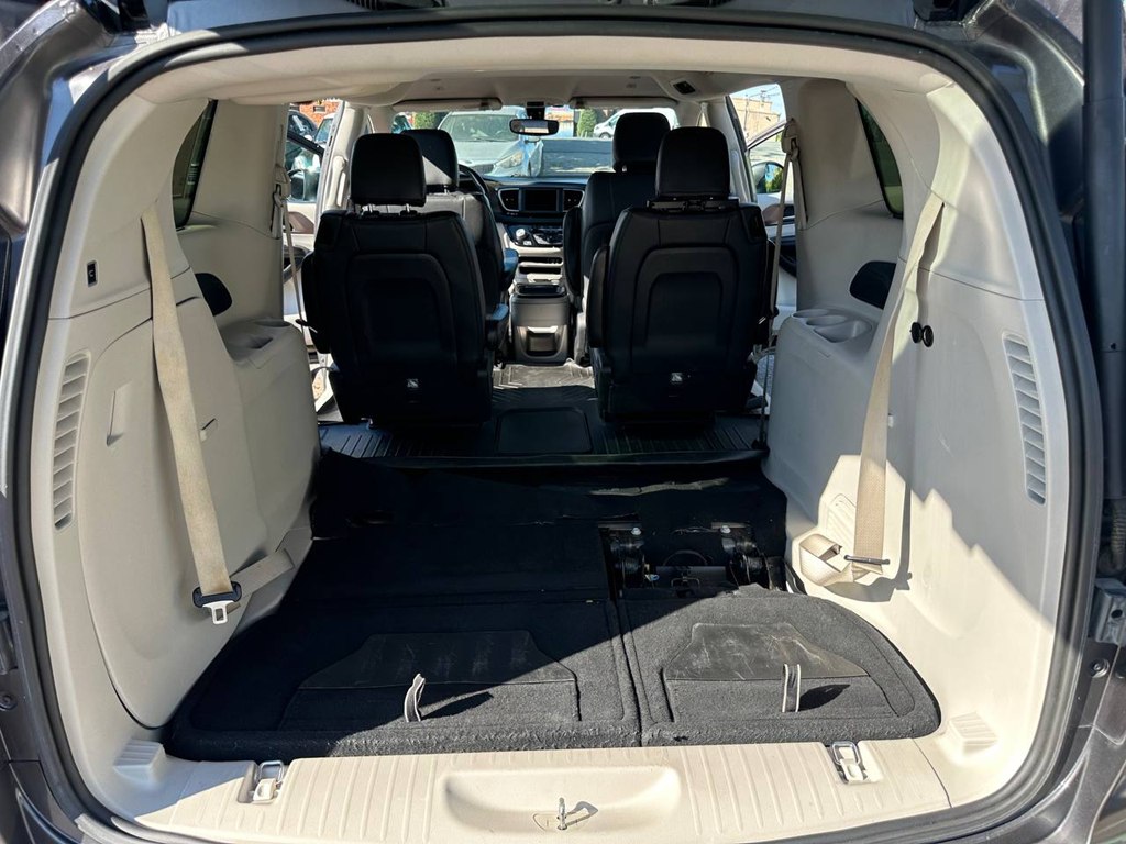 Photo 12 of this CHRYSLER PACIFICA