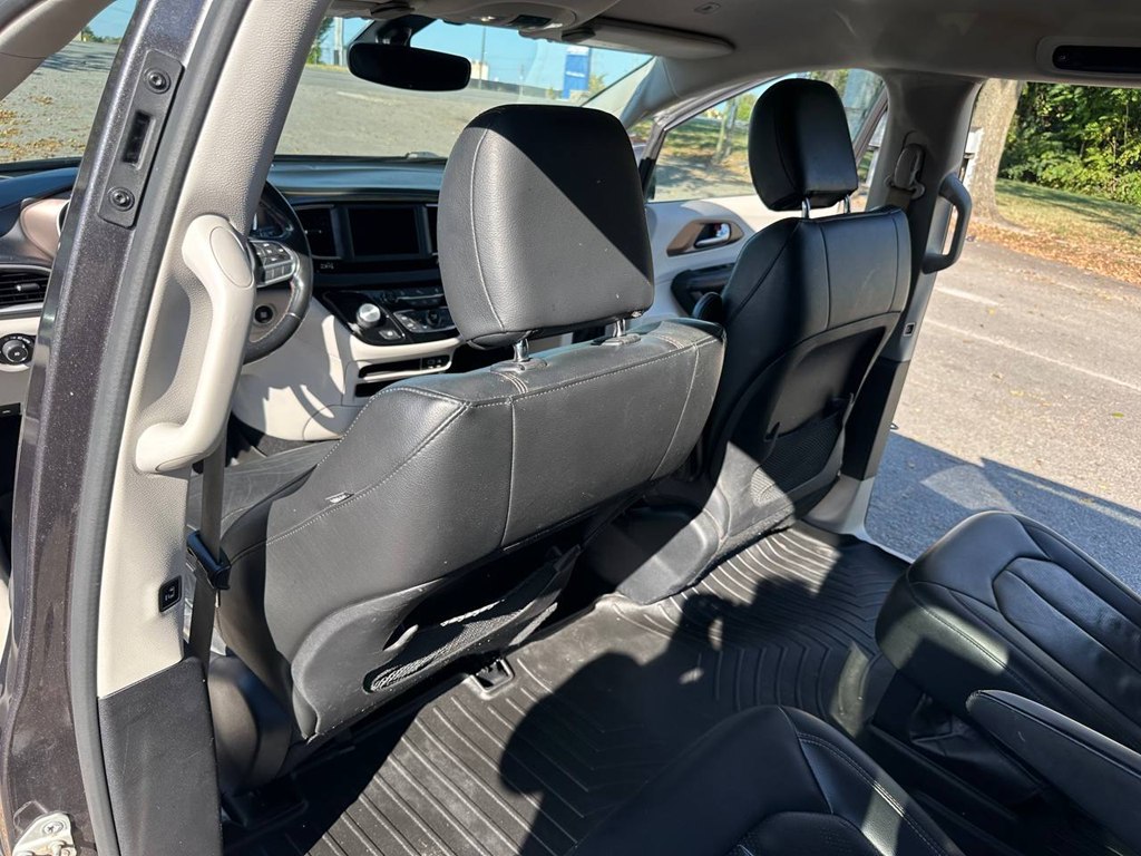Photo 18 of this CHRYSLER PACIFICA