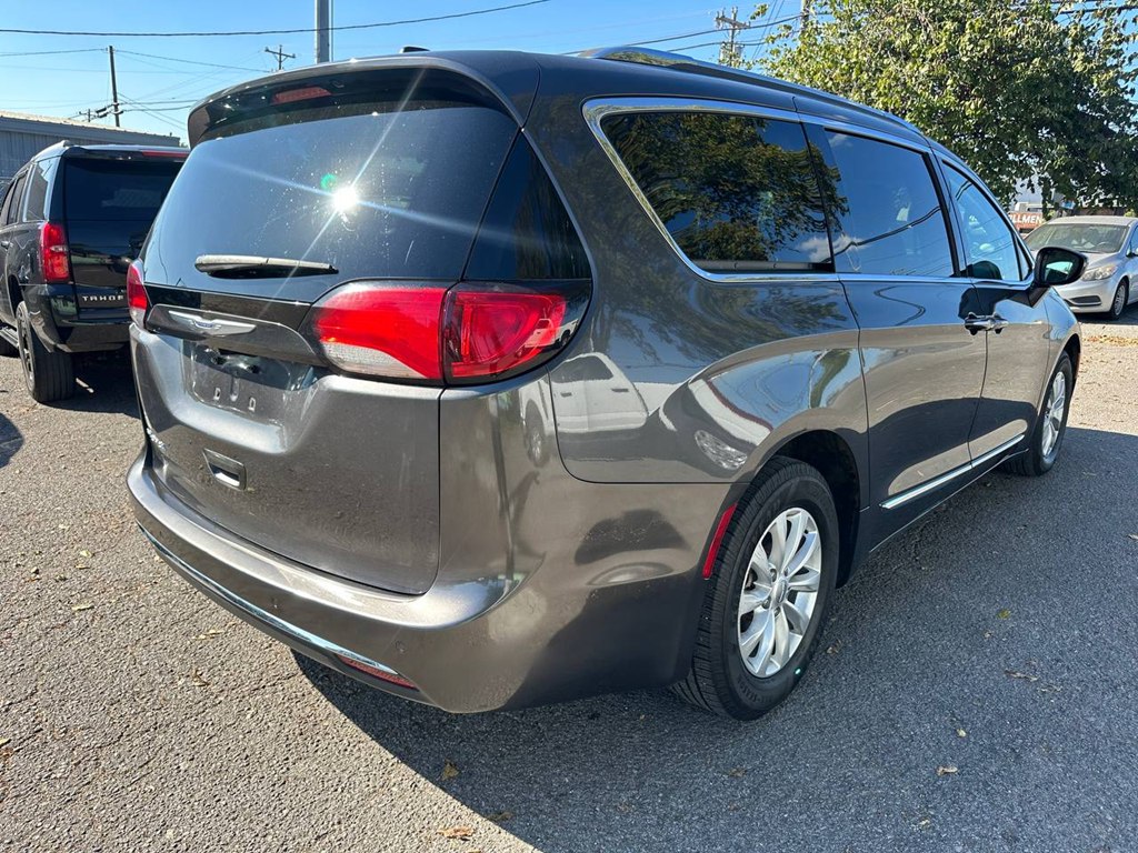 Photo 5 of this CHRYSLER PACIFICA