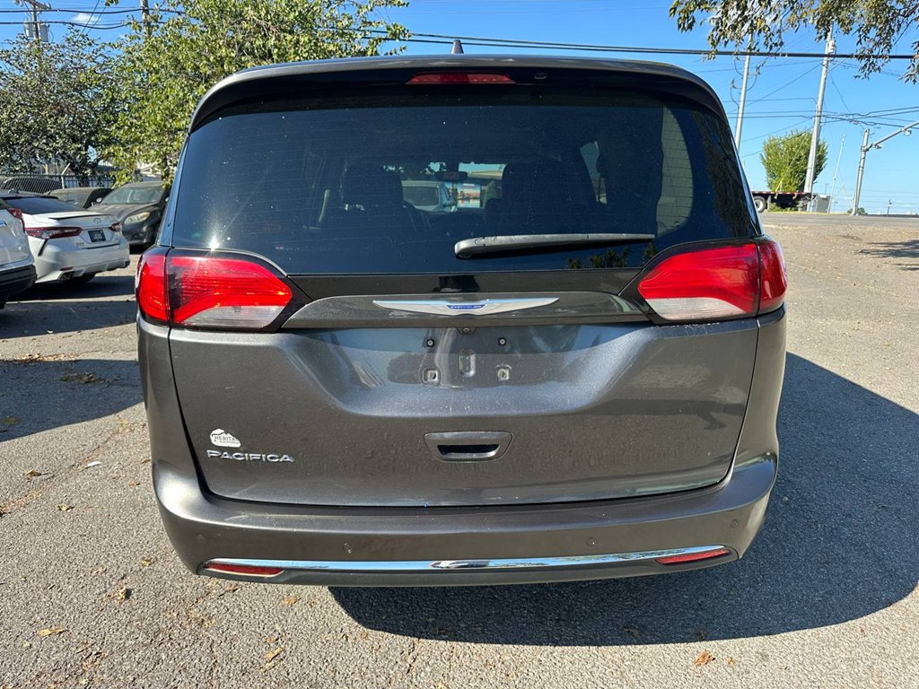 Photo 9 of this CHRYSLER PACIFICA