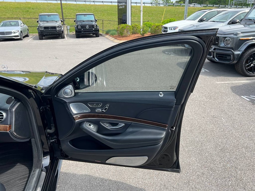 Photo 19 of this MERCEDES-BENZ S-CLASS