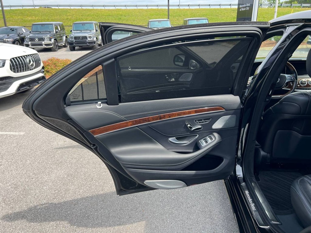 Photo 17 of this MERCEDES-BENZ S-CLASS