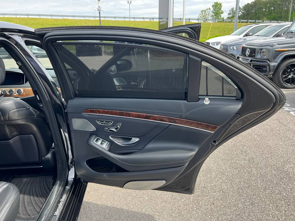 Photo 18 of this MERCEDES-BENZ S-CLASS