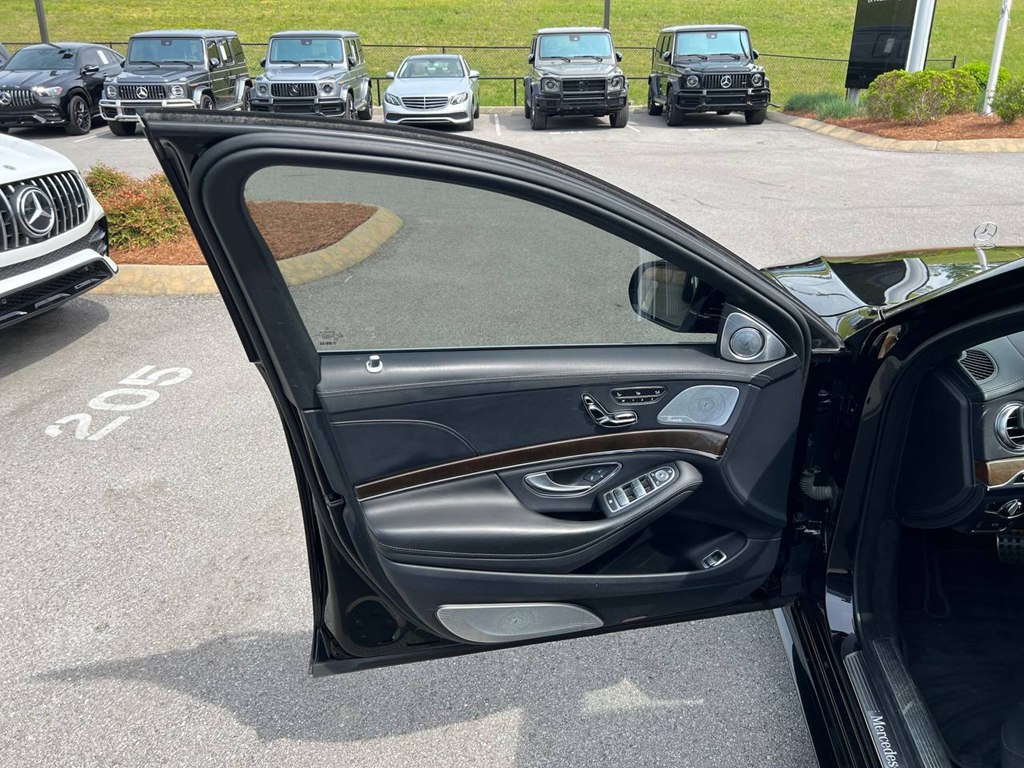 Photo 16 of this MERCEDES-BENZ S-CLASS