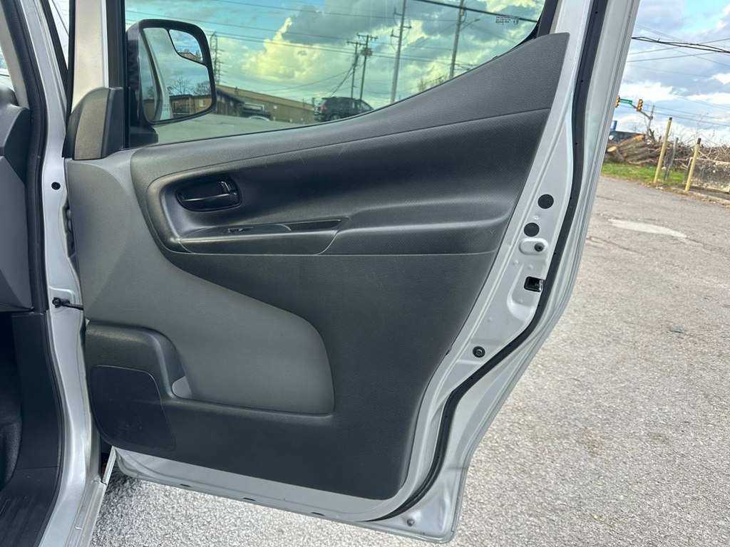 Photo 14 of this CHEVROLET CITY EXPRESS