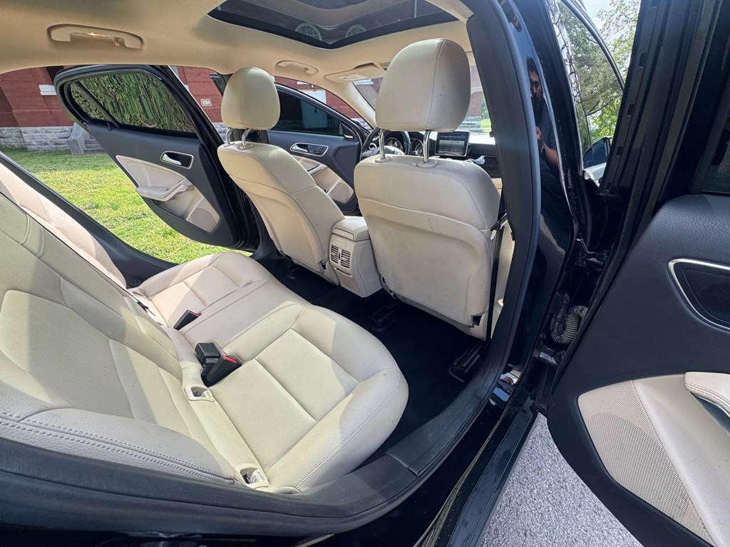 Photo 21 of this MERCEDES-BENZ GLA