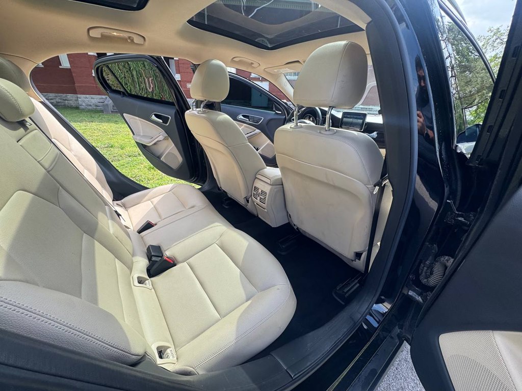 Photo 20 of this MERCEDES-BENZ GLA