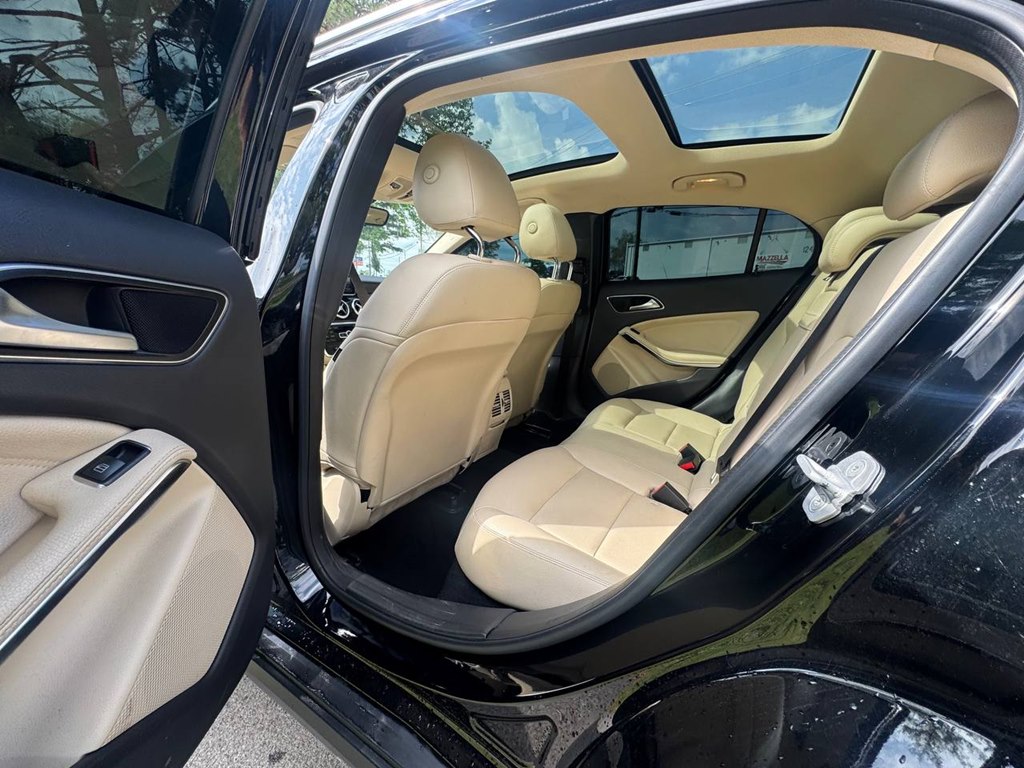 Photo 14 of this MERCEDES-BENZ GLA