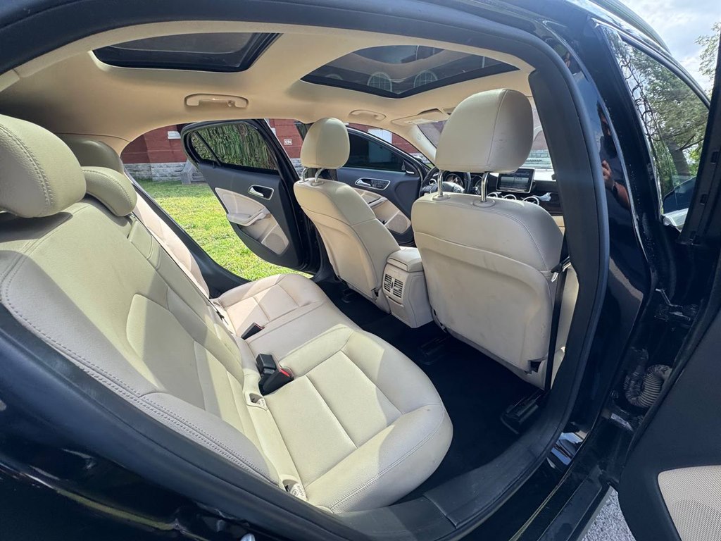 Photo 18 of this MERCEDES-BENZ GLA