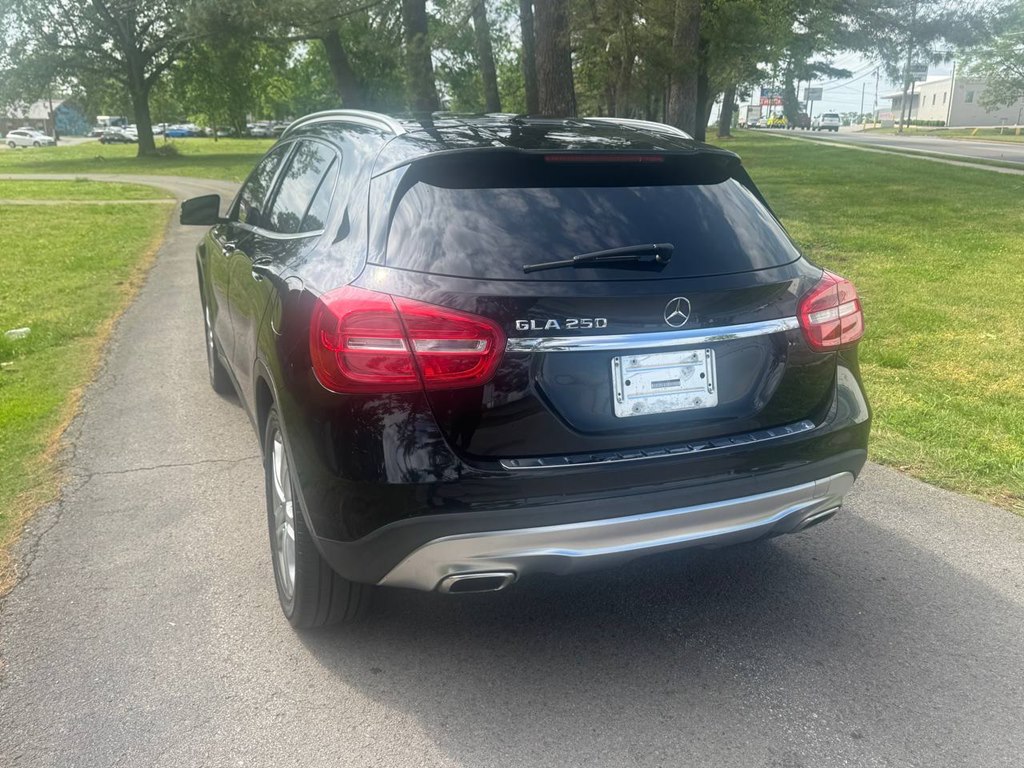 Photo 3 of this MERCEDES-BENZ GLA