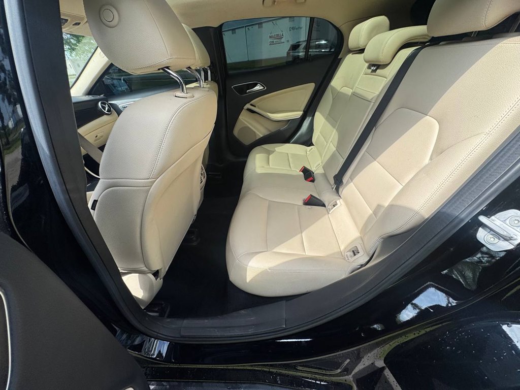 Photo 15 of this MERCEDES-BENZ GLA