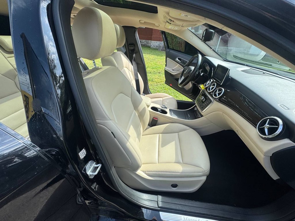 Photo 24 of this MERCEDES-BENZ GLA