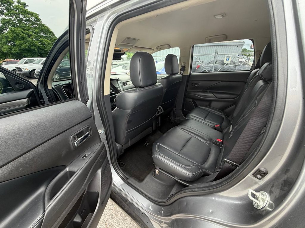 Photo 37 of this MITSUBISHI OUTLANDER