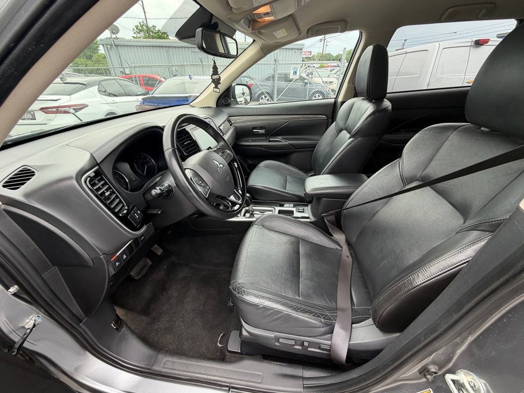 Photo 39 of this MITSUBISHI OUTLANDER