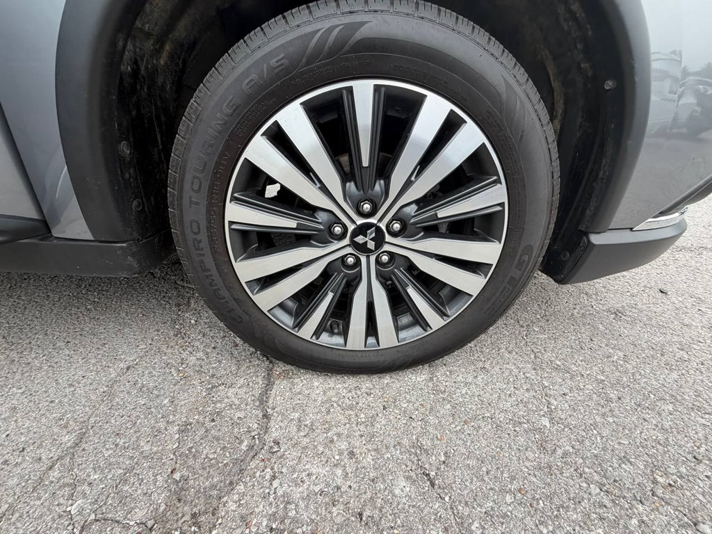 Photo 18 of this MITSUBISHI OUTLANDER