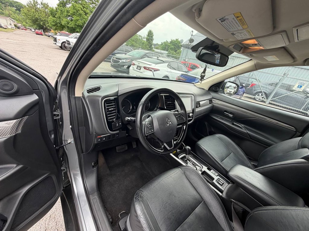 Photo 36 of this MITSUBISHI OUTLANDER