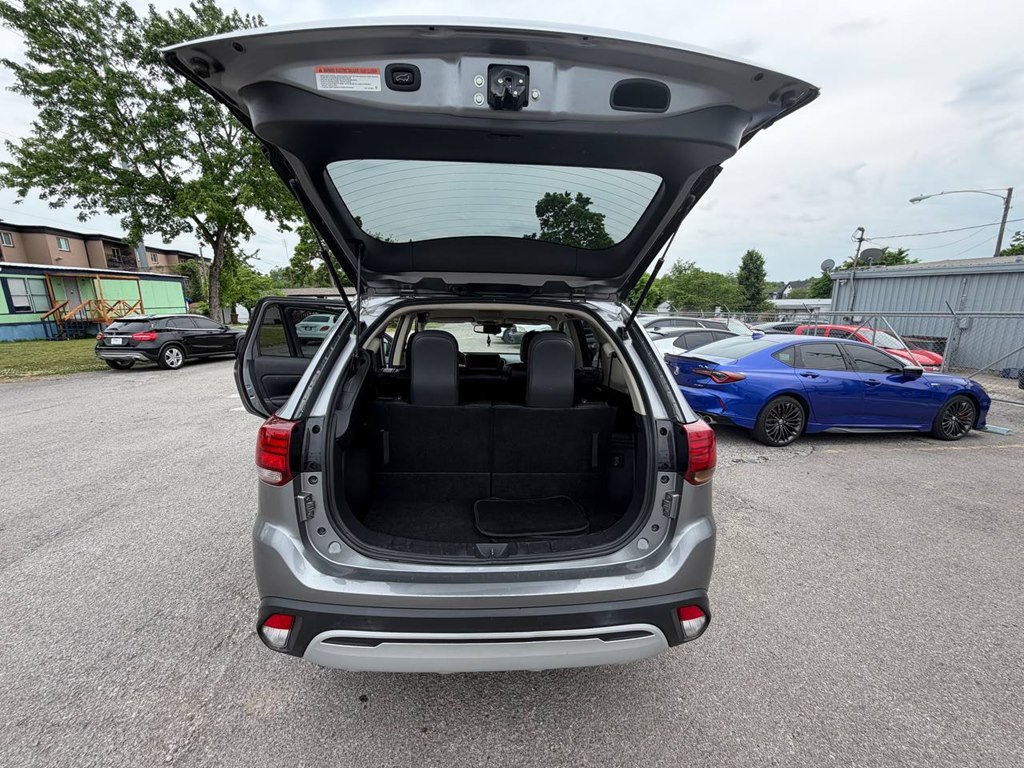 Photo 29 of this MITSUBISHI OUTLANDER