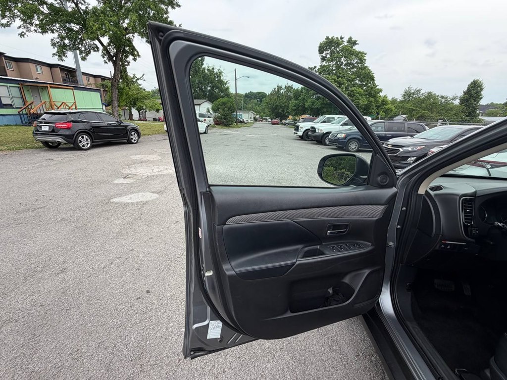 Photo 38 of this MITSUBISHI OUTLANDER