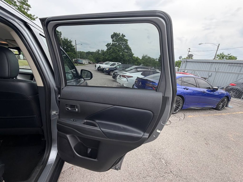 Photo 22 of this MITSUBISHI OUTLANDER