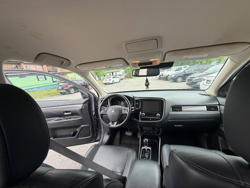 Photo 25 of this MITSUBISHI OUTLANDER