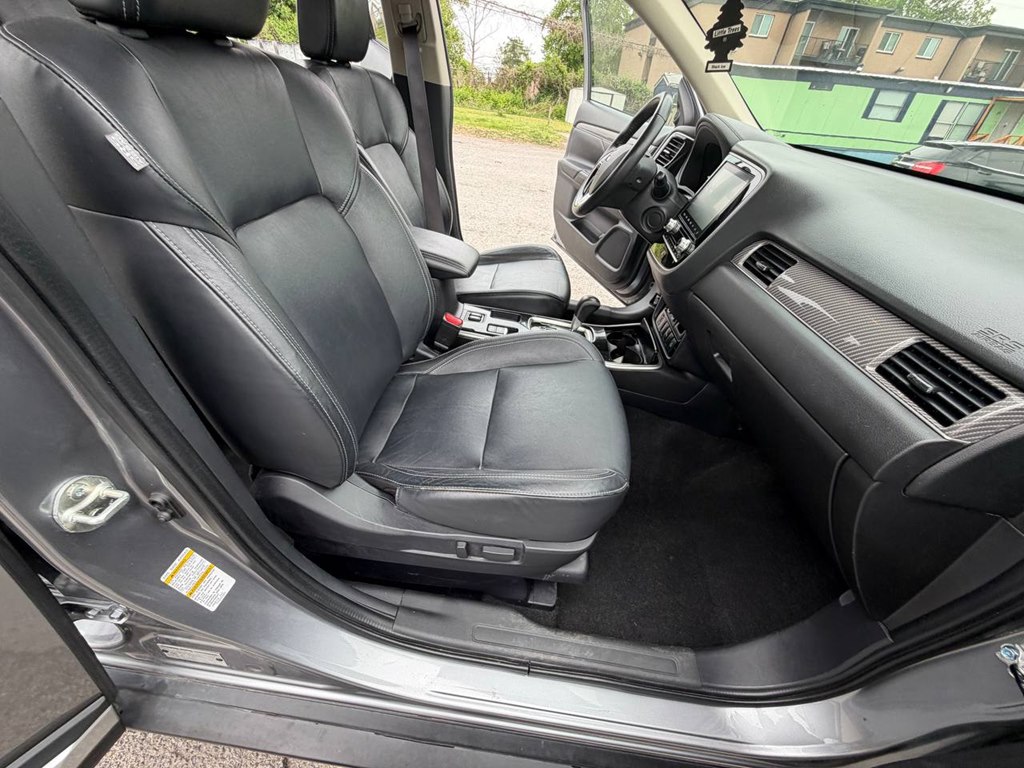 Photo 19 of this MITSUBISHI OUTLANDER