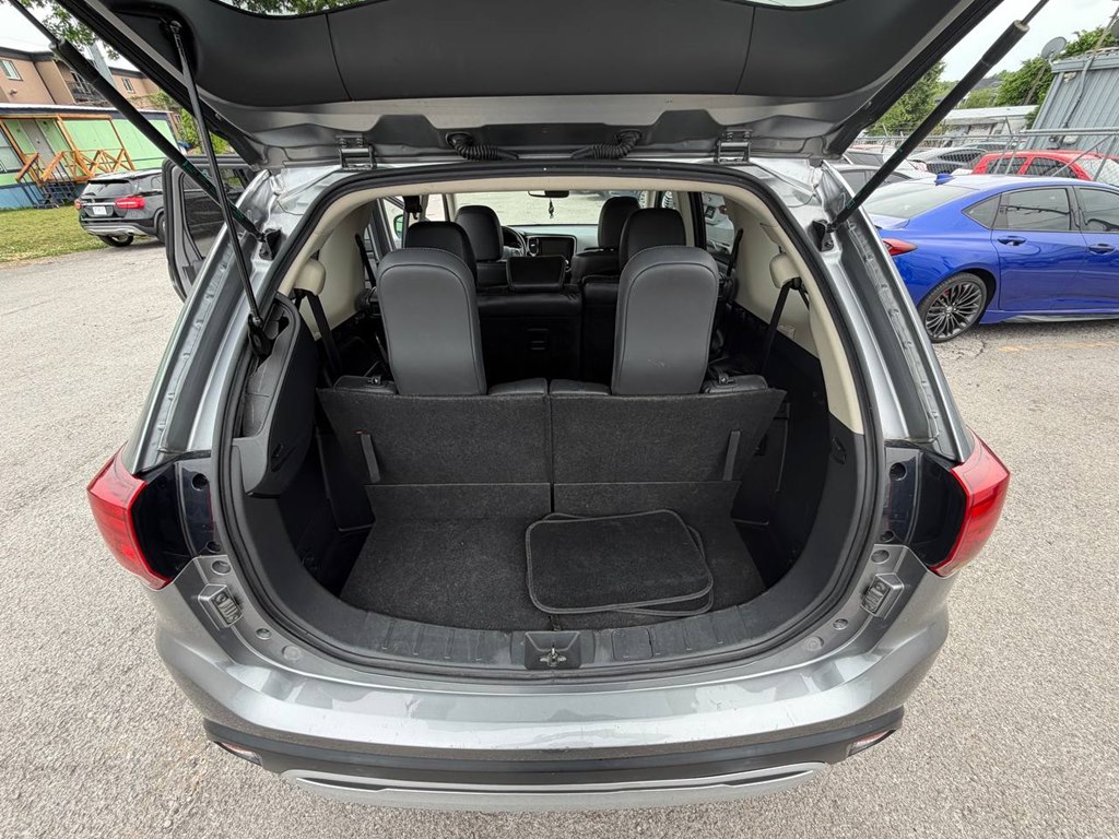 Photo 11 of this MITSUBISHI OUTLANDER