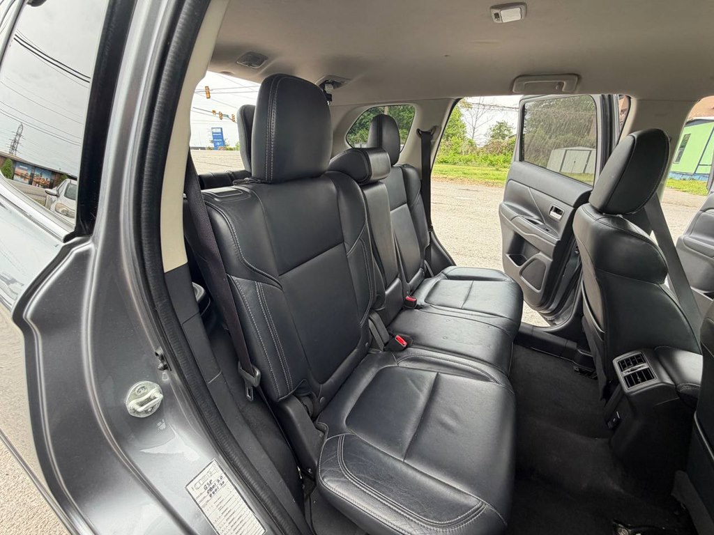 Photo 23 of this MITSUBISHI OUTLANDER