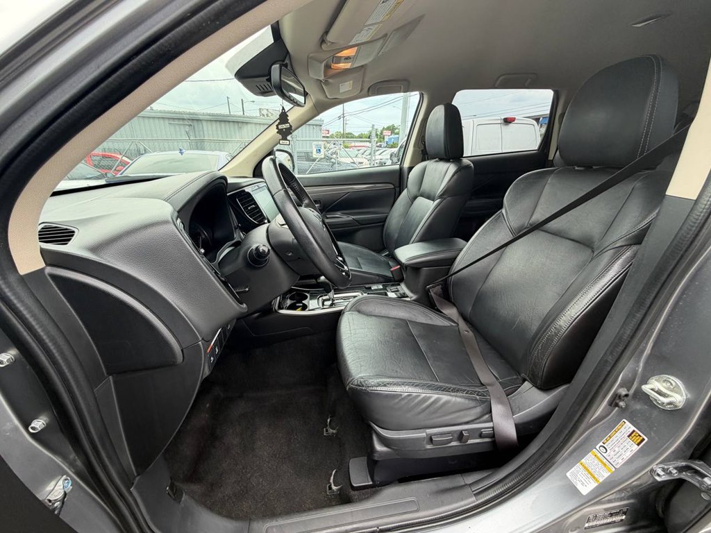 Photo 35 of this MITSUBISHI OUTLANDER