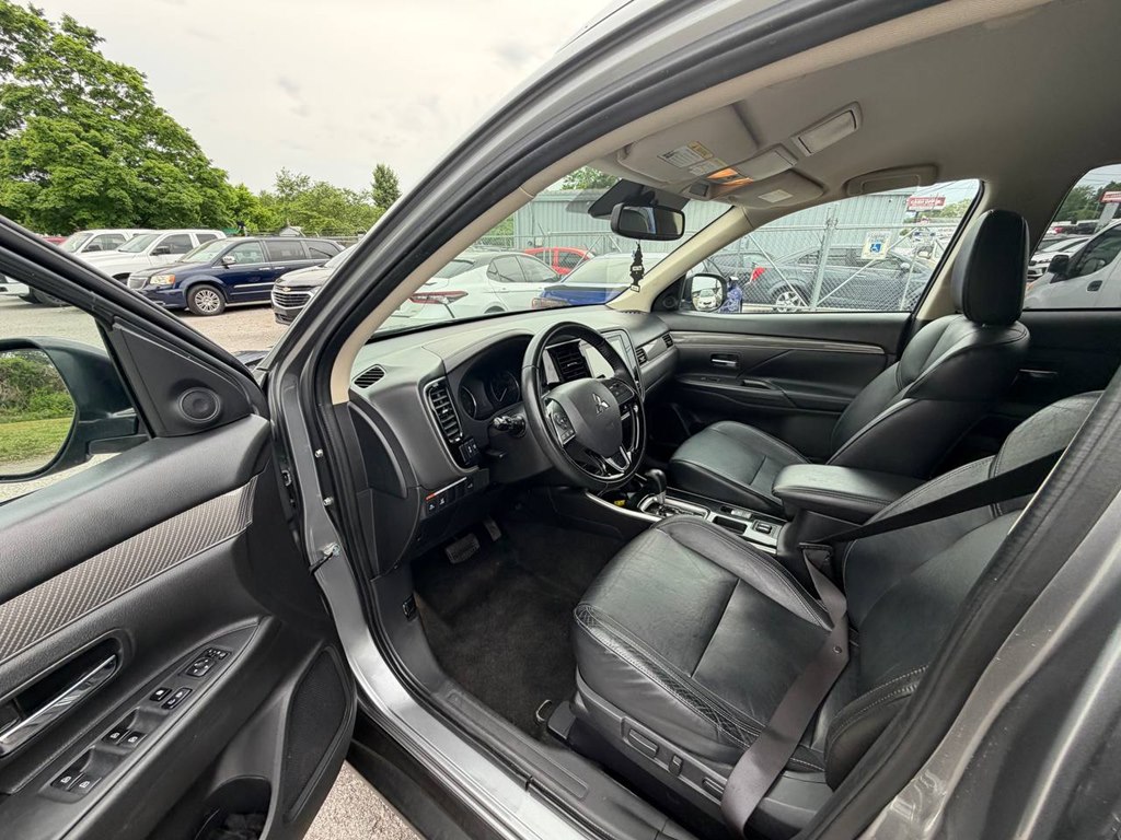 Photo 8 of this MITSUBISHI OUTLANDER