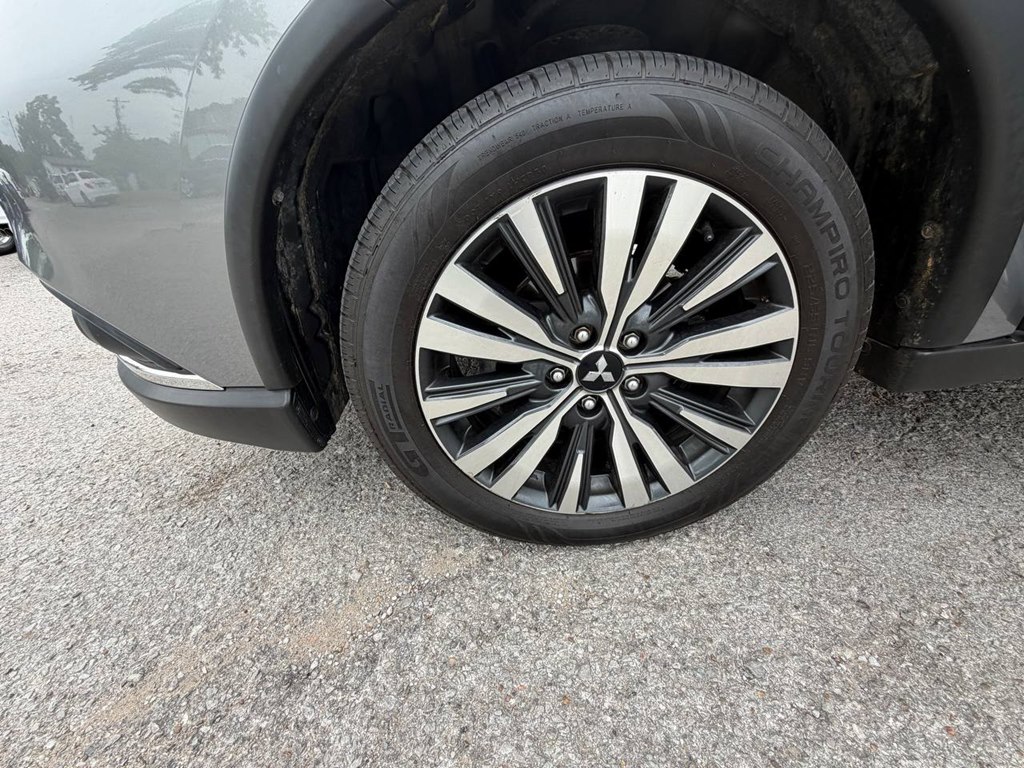 Photo 21 of this MITSUBISHI OUTLANDER