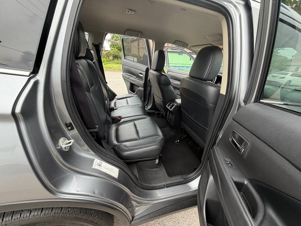 Photo 26 of this MITSUBISHI OUTLANDER