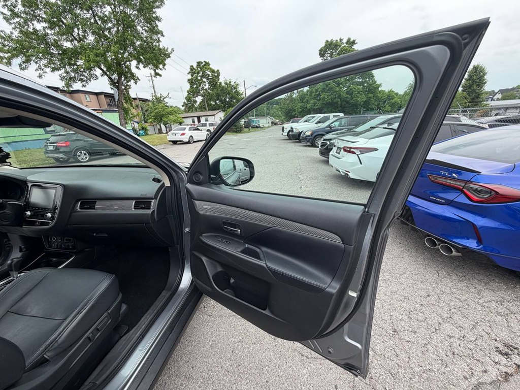 Photo 24 of this MITSUBISHI OUTLANDER