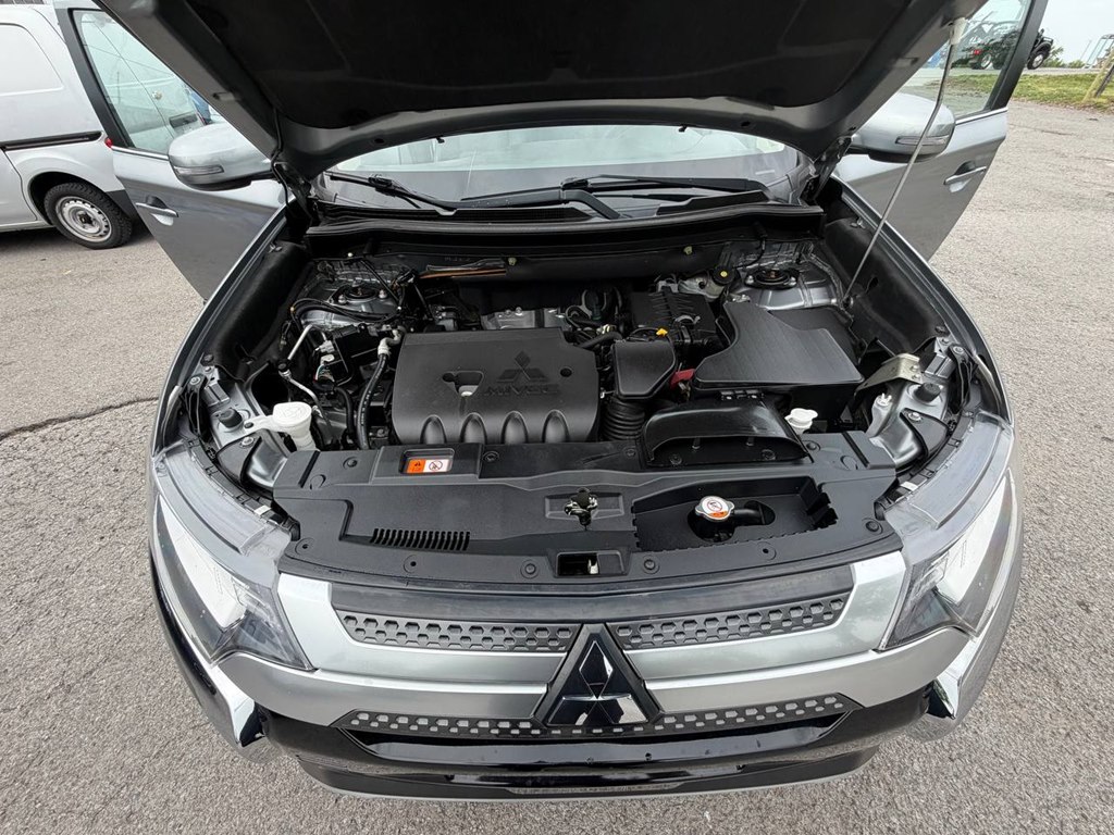Photo 16 of this MITSUBISHI OUTLANDER