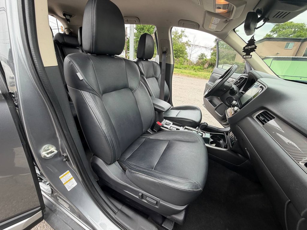 Photo 20 of this MITSUBISHI OUTLANDER