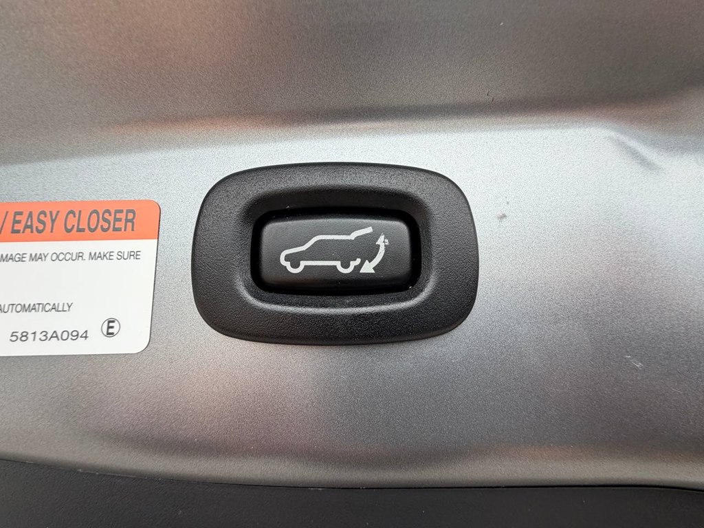 Photo 28 of this MITSUBISHI OUTLANDER