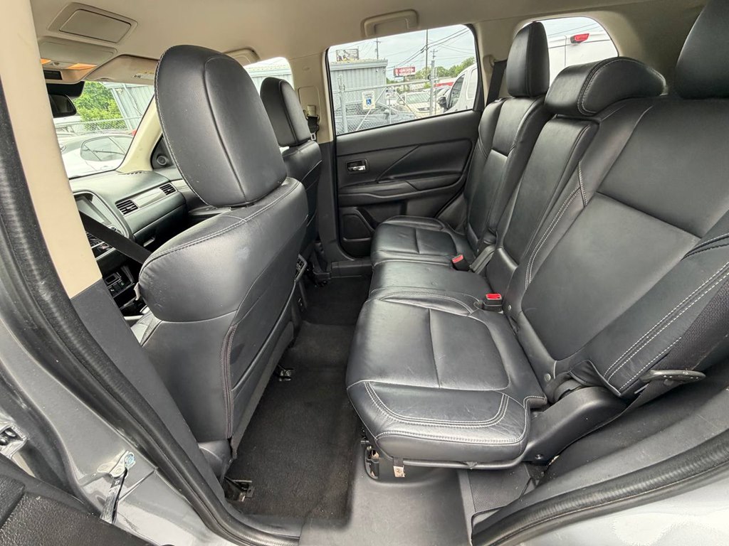 Photo 32 of this MITSUBISHI OUTLANDER