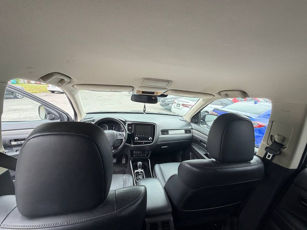 Photo 33 of this MITSUBISHI OUTLANDER