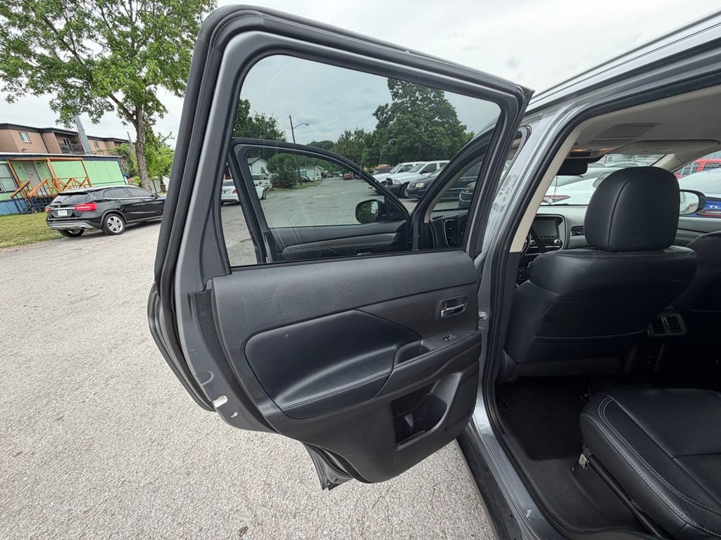 Photo 34 of this MITSUBISHI OUTLANDER
