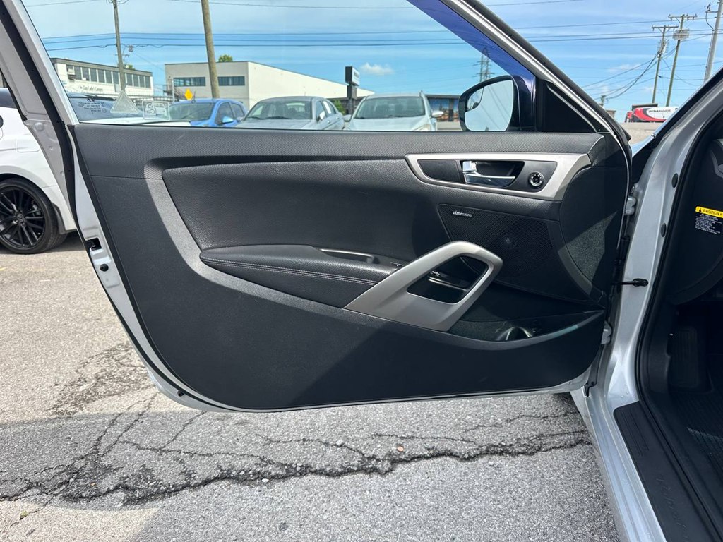 Photo 16 of this HYUNDAI VELOSTER