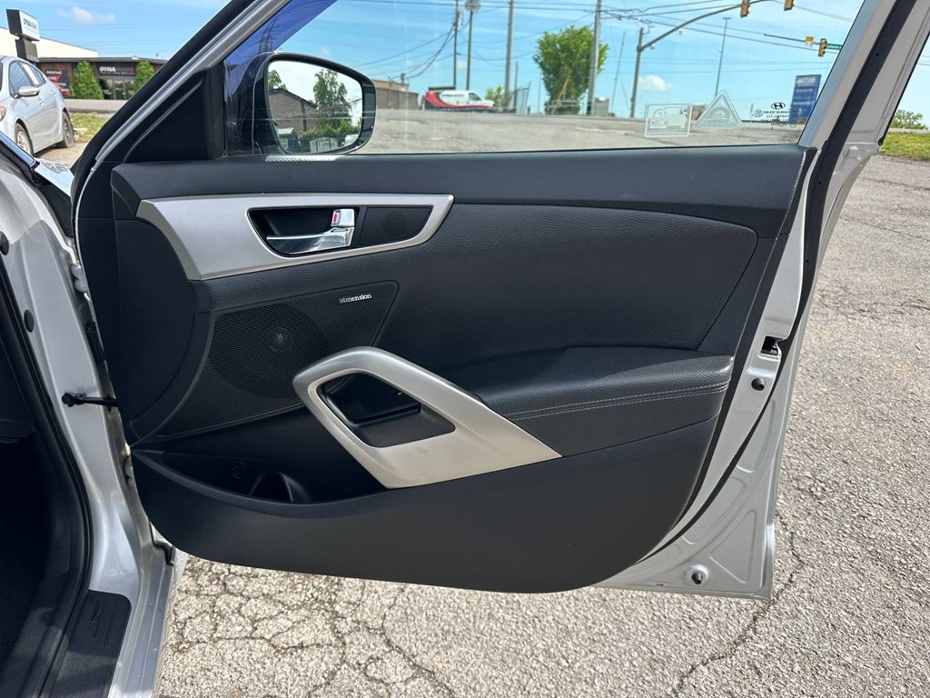 Photo 23 of this HYUNDAI VELOSTER