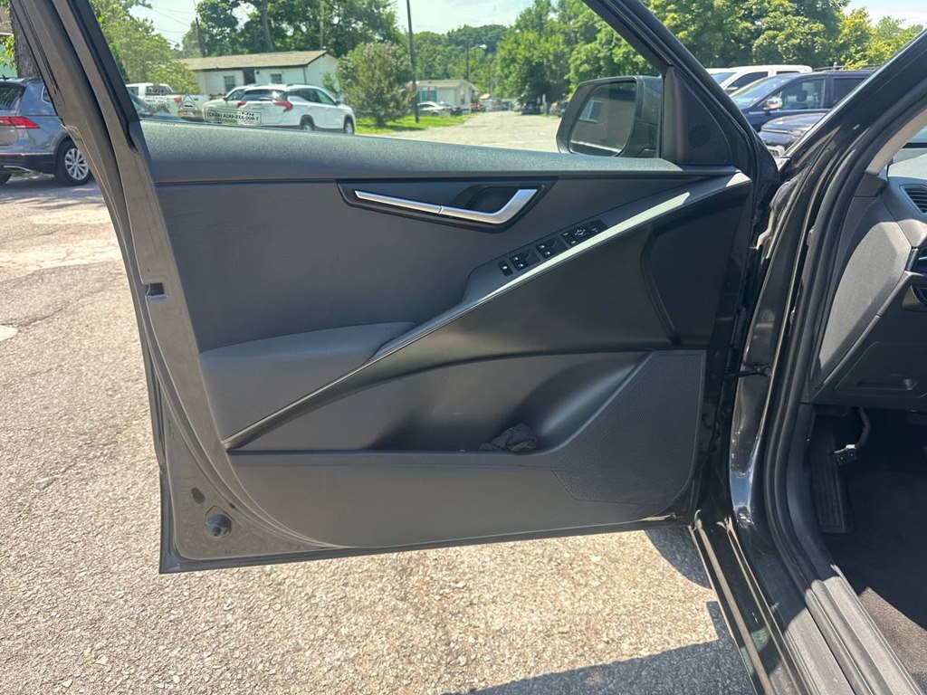 Photo 16 of this KIA NIRO