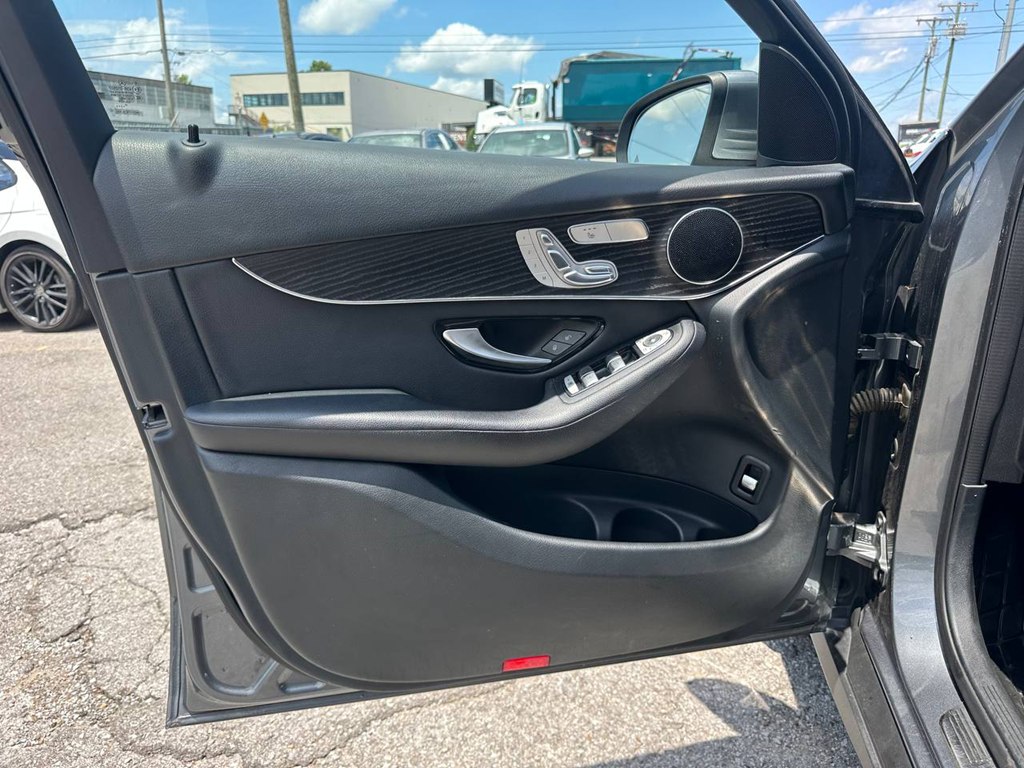 Photo 25 of this MERCEDES-BENZ GLC