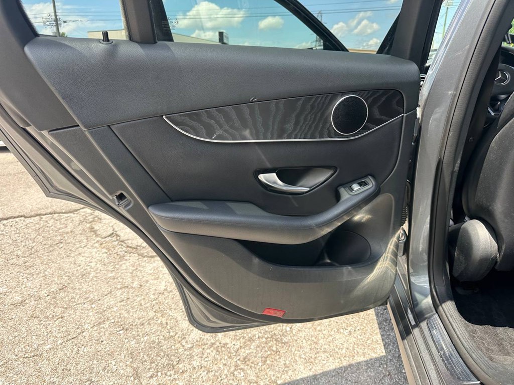 Photo 21 of this MERCEDES-BENZ GLC